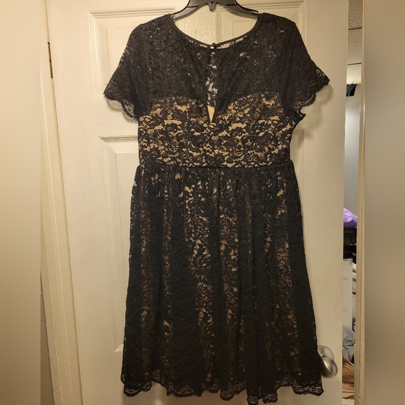 Lace short sleeve dress torrid size 0 black with gold underlay - Picture 2 of 7
